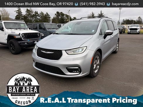 Used 2023 Chrysler Pacifica Limited FWD image 1