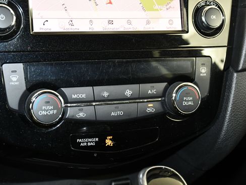 Used 2018 Nissan Rogue SV w/ Premium Package image 29