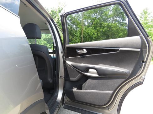 Used 2019 Kia Sorento AWD V6 image 15
