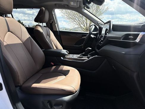 Certified 2025 Toyota Highlander Limited AWD/4WD image 20
