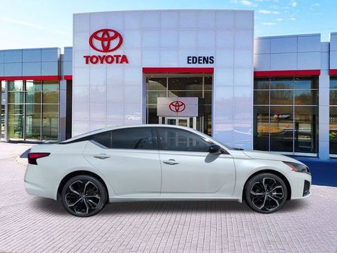 Used 2023 Nissan Altima 2.5 SR w/ SR Premium Package image 2