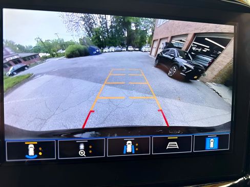 Used 2023 Chevrolet Traverse LT w/ Rear Camera Mirror Package AWD/4WD image 27