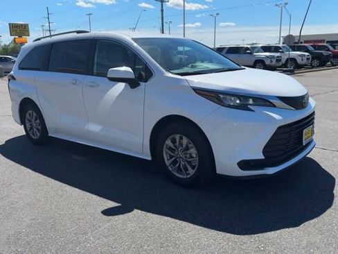 Used 2025 Toyota Sienna LE AWD/4WD image 2