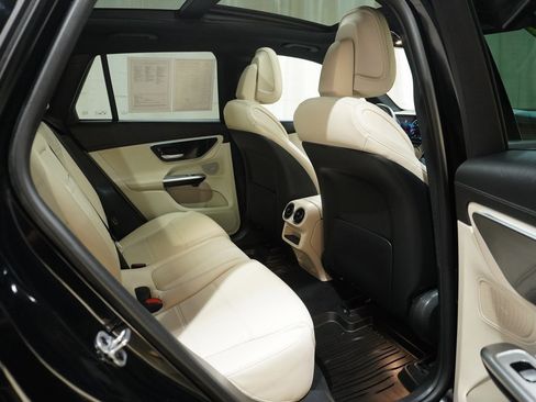 Used 2024 Mercedes-Benz GLC 300 4MATIC image 18