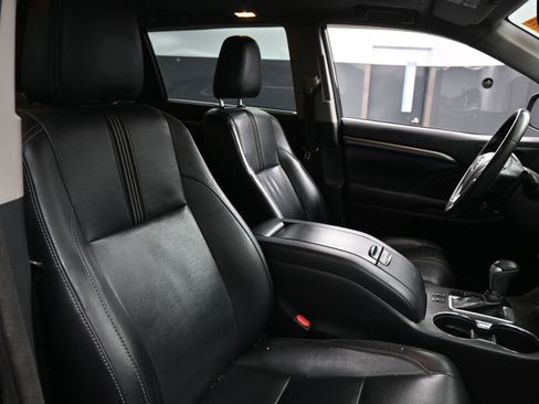 Used 2018 Toyota Highlander SE FWD image 22