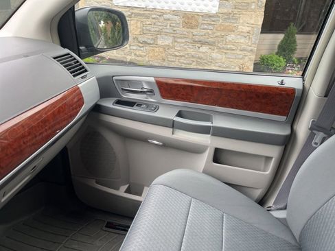 Used 2009 Chrysler Town & Country Touring w/ Entertainment Group #2 FWD image 17