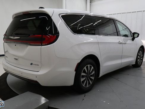Used 2024 Chrysler Pacifica Select image 4