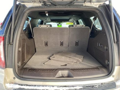 Used 2022 GMC Yukon XL SLT w/ SLT Premium Package image 8