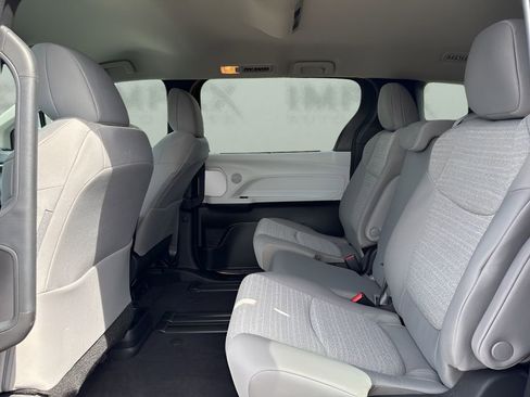 Used 2025 Toyota Sienna LE FWD image 11