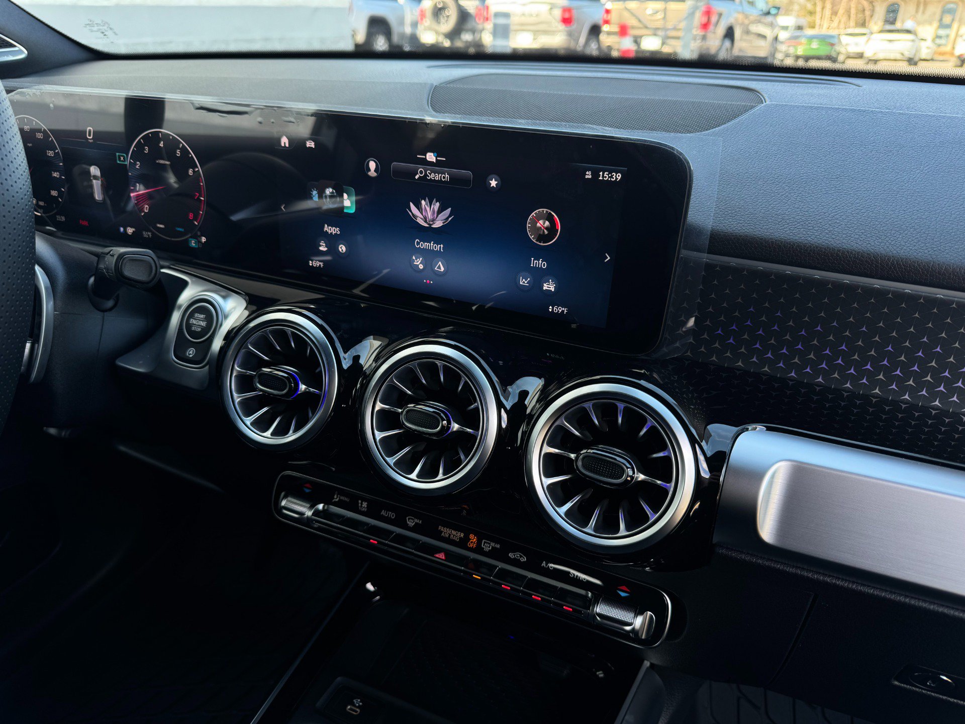 Used 2025 Mercedes-Benz GLB 250 w/ AMG Night Package image 28