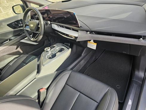 New 2026 Cadillac Optiq Luxury 2 image 17