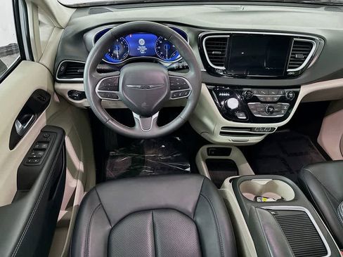 Used 2024 Chrysler Pacifica Touring-L image 10