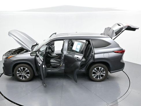 Used 2022 Toyota Highlander XLE FWD image 49