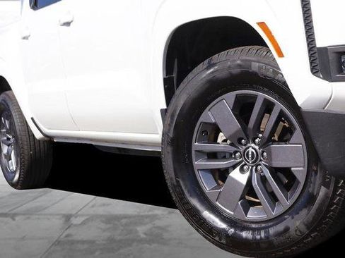 Used 2025 Nissan Frontier SV w/ SV Convenience Package image 3