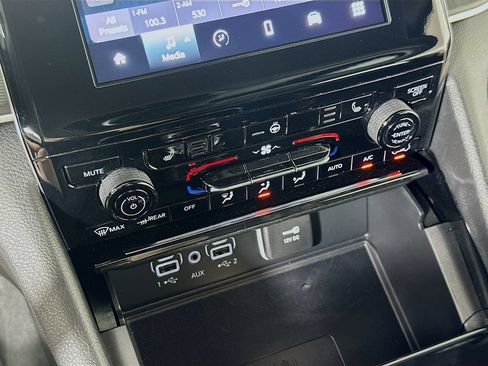 Used 2023 Jeep Grand Cherokee Laredo w/ Luxury Tech Group I RWD image 25