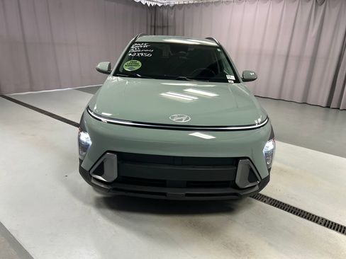 Used 2025 Hyundai Kona SEL image 2