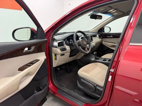 Used 2016 Kia Sorento LX image 9