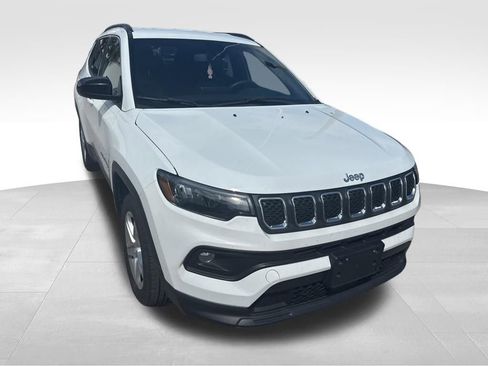 Used 2023 Jeep Compass Latitude image 2