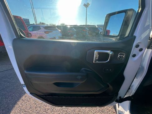 Used 2025 Jeep Wrangler Sport S image 18