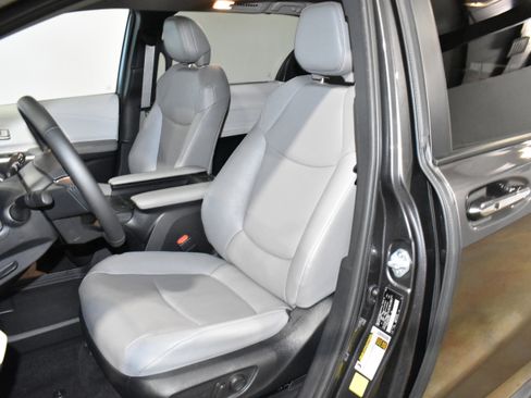 Used 2025 Toyota Sienna XLE FWD image 26