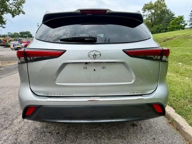 Used 2023 Toyota Highlander Limited FWD image 7