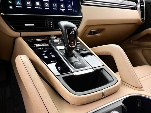 Certified 2023 Porsche Cayenne Platinum Edition image 11