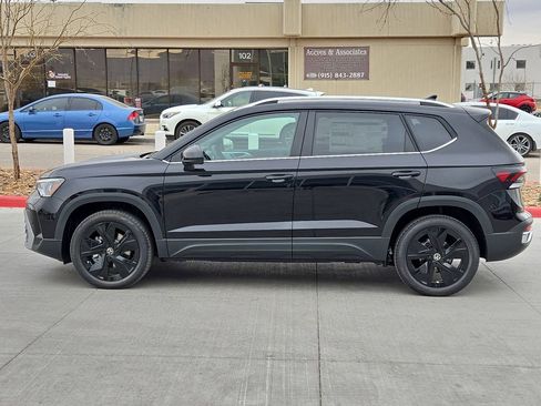 Used 2025 Volkswagen Taos SE FWD image 7