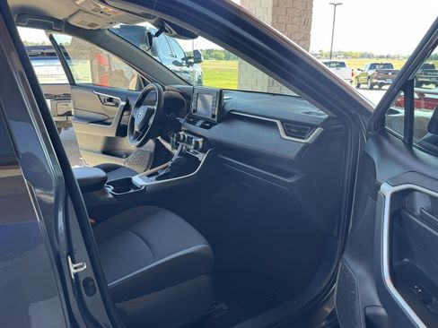 Used 2021 Toyota RAV4 LE image 40