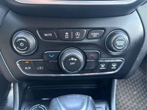 Used 2019 Jeep Cherokee Latitude Plus w/ Cold Weather Group AWD/4WD image 27