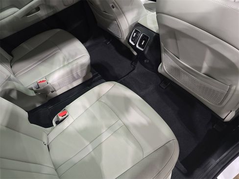 Used 2024 Kia Sorento EX w/ Panoramic Sunroof Package image 11