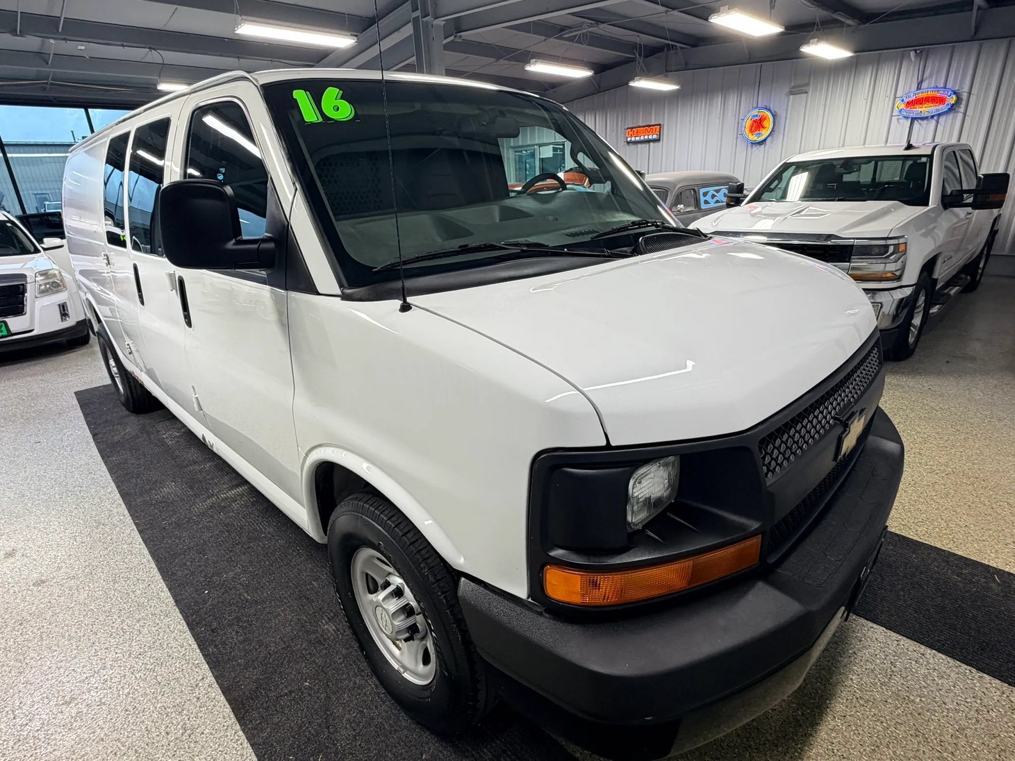Used 2016 Chevrolet Express 3500 Extended RWD image 2