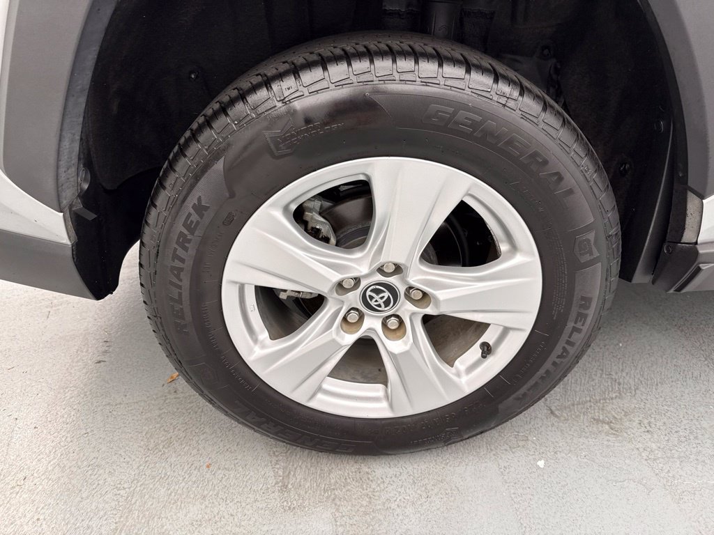 Used 2020 Toyota RAV4 XLE w/ Convenience Package FWD image 14