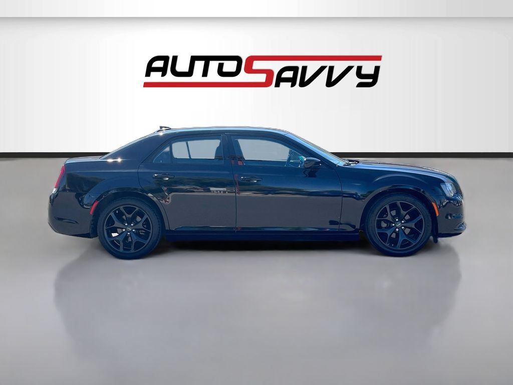 Used 2022 Chrysler 300 Touring w/ Sport Appearance Package RWD image 8