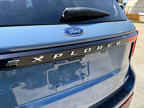 Used 2025 Ford Explorer Active AWD/4WD image 32