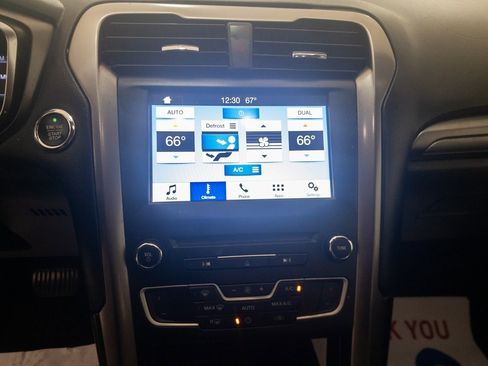 Used 2017 Ford Fusion SE w/ Fusion SE Technology Package image 18