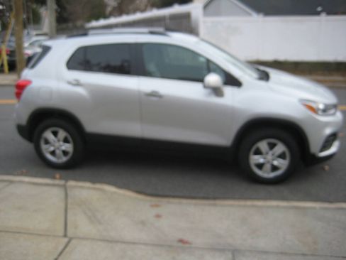 Used 2019 Chevrolet Trax LT w/ Driver Confidence Package AWD/4WD image 3