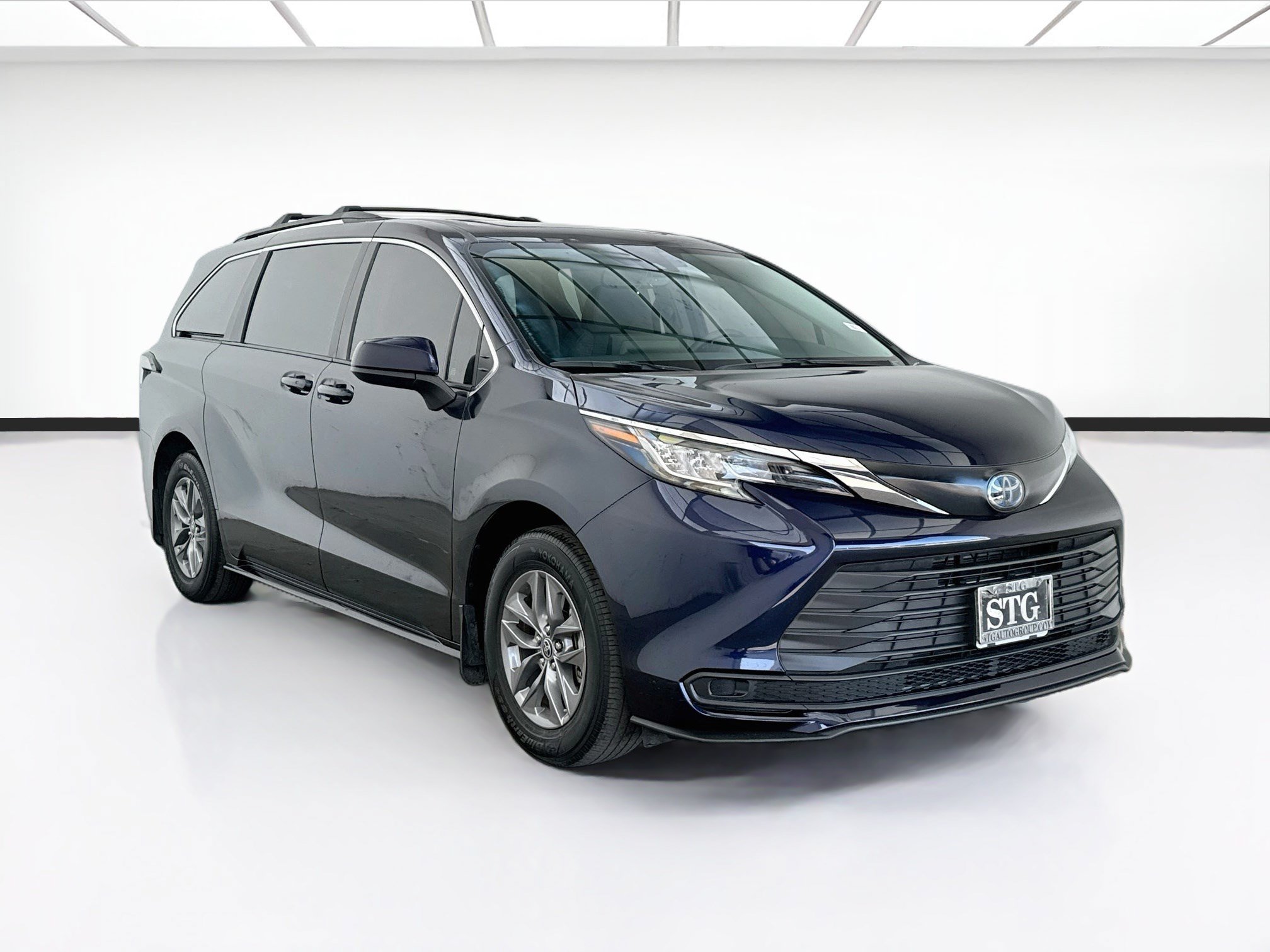 Used 2023 Toyota Sienna LE w/ LE Plus Package AWD/4WD image 3