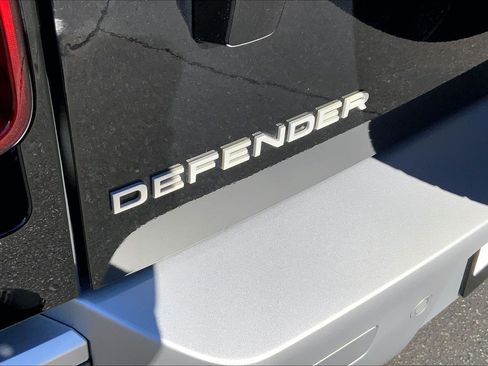 Used 2024 Land Rover Defender 110 S image 32