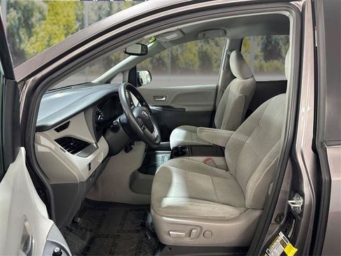 Used 2018 Toyota Sienna LE FWD image 9