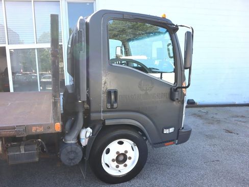 Used 2019 Isuzu NPR image 4