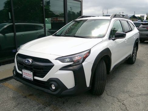 Used 2024 Subaru Outback Premium AWD/4WD image 2
