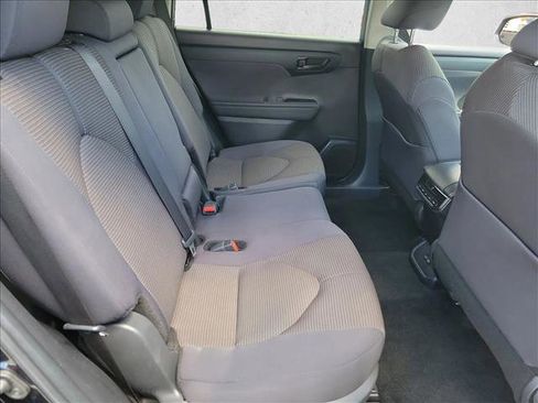 Used 2024 Toyota Highlander LE FWD image 16