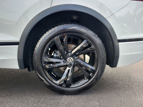 Used 2023 Volkswagen Tiguan SE R-Line image 9