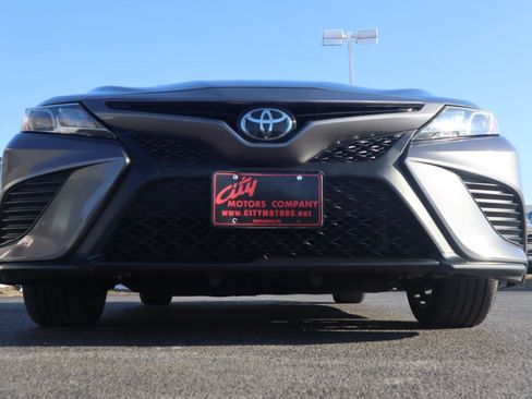 Used 2019 Toyota Camry SE w/ Carpet Mat Package image 5