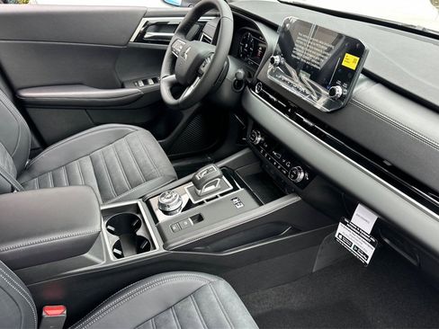 New 2025 Mitsubishi Outlander SE image 16