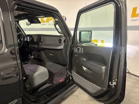 Used 2024 Jeep Wrangler Unlimited Rubicon w/ Convenience Group AWD/4WD image 13
