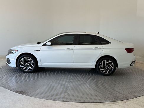 Used 2023 Volkswagen Jetta SEL FWD image 2