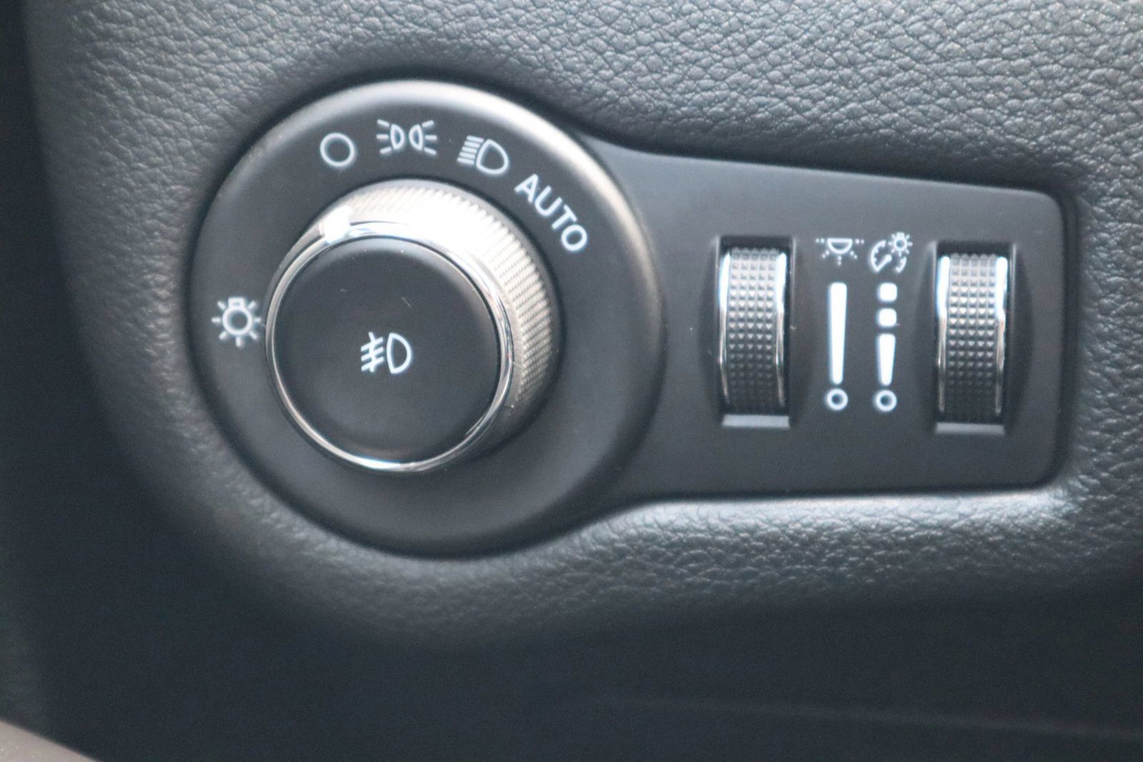Used 2021 Jeep Cherokee Latitude Lux w/ Sun & Sound Group FWD image 31