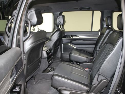 Used 2024 Jeep Wagoneer Series II image 19