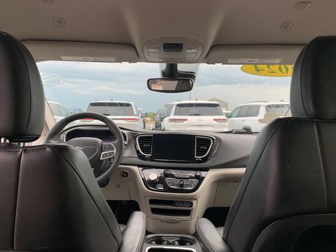 Used 2024 Chrysler Pacifica Touring-L FWD image 21